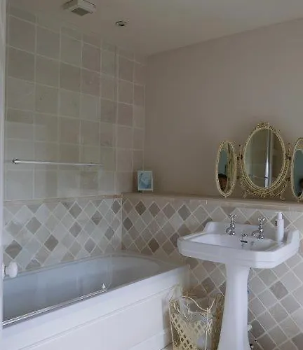 Belmount Hall Hotel *